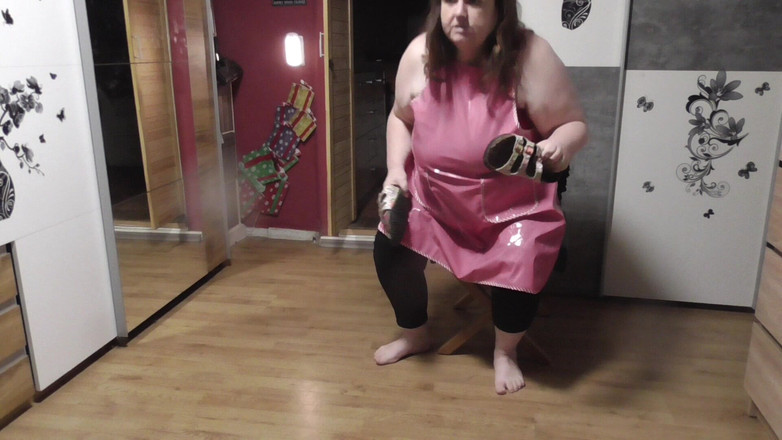 tammara big: ゴム製のエプロンの中でスリッパを平らにします