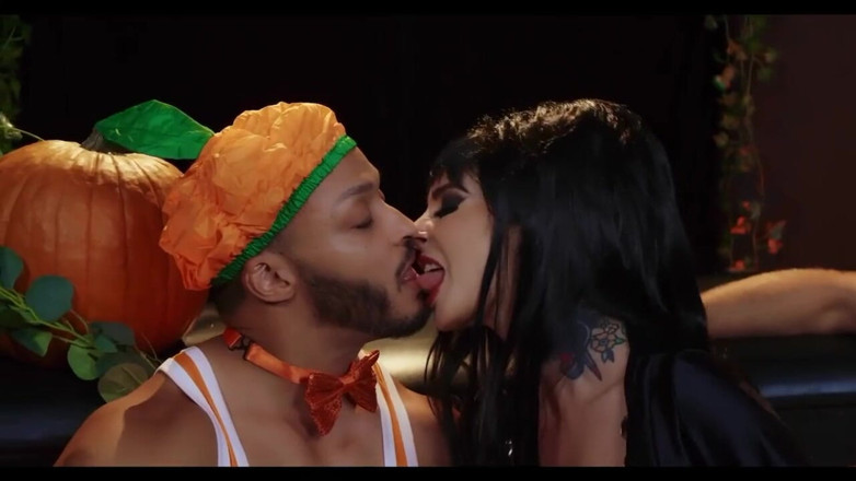 Dante Colle: คุณแม่ลูกติดโดนสองฟักทองยักษ์กระแทกหี