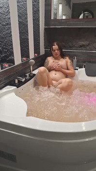 Busty milf (má mì quyến rũ) và chồng trong bồn tắm nước nóng với cọ xát sâu.