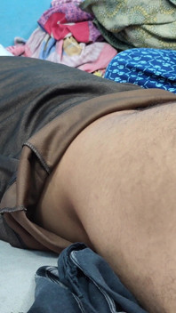 ragazza che fa un massaggio al culo