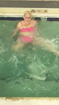 Davisdesires ist im pool und beobachtet ihre muschi beim sabbern