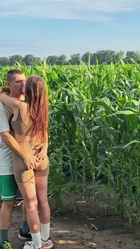 Abang tiri berkongkek dengan adik tiri semasa berjalan melalui ladang jagung
