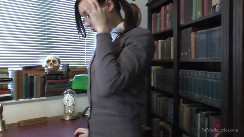 St Mackenzie's Archive: Jo brinca com seu cabelo sedoso enquanto ela tira a...