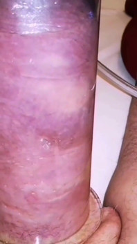 ¿Una botella o una polla bombeada?