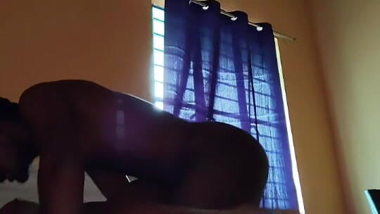 Shruti Gupta: 새엄마와 함께 침대를 돌면서 배다른 여동생의 보지에 사정