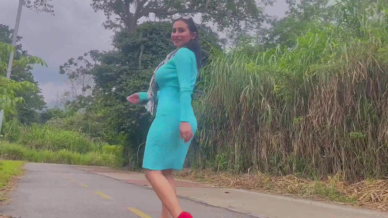 Jenifer Play: Je vais me promener et un garçon de la rue...