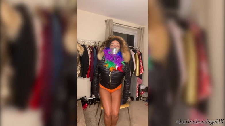 Latina Fetish: Latina v Fur &amp; Parkas (část 2) (menší Velikost)