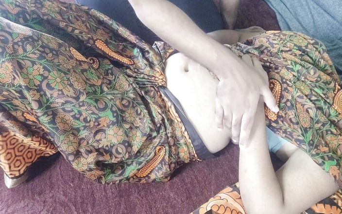 Roni gobal: Pas getrouwde Bhabhi met grote borsten geniet van hardcore-seks met...