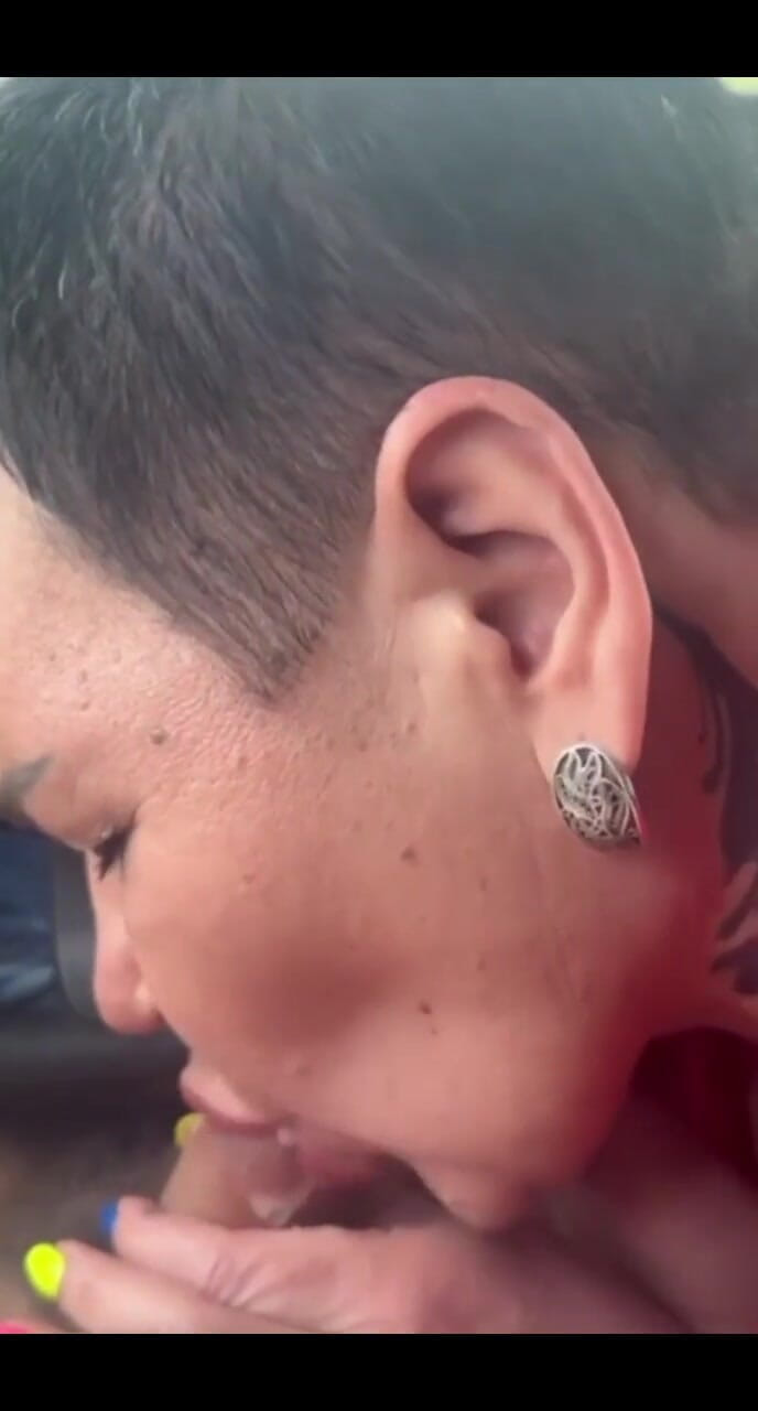 KarmenMilf: 车里的极端，热辣的口交，和大量的精液