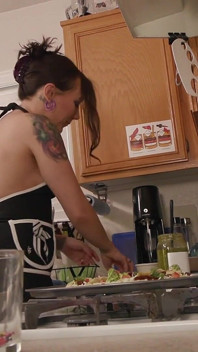 Biuro Pizza Party Giantess z udziałem Sinn Sage