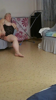 Толстая женщина трахает пальцами ее сиськи и киску своими руками