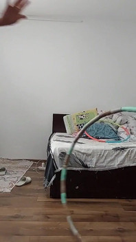 Seksowna żona ćwiczy w domu nago. Amatorska żona masturbuje się palcami w swojej cipce