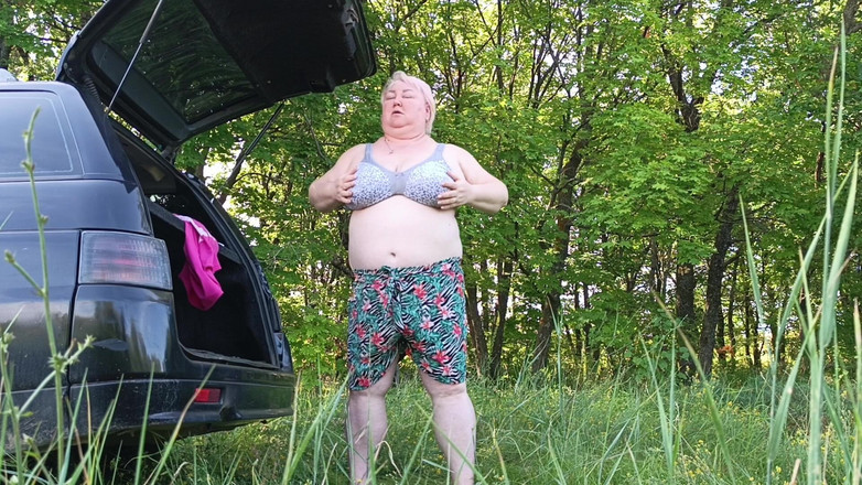 Zona901: Masturbuje się swoją cipką w naturze