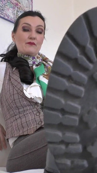 Linge-mi tălpile cizmei curate cu limba ta! Doamna Victoria Valente