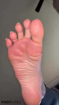 Umilire cu piciorul la ușă cu vedere la persoana 1 de Ivys Feet