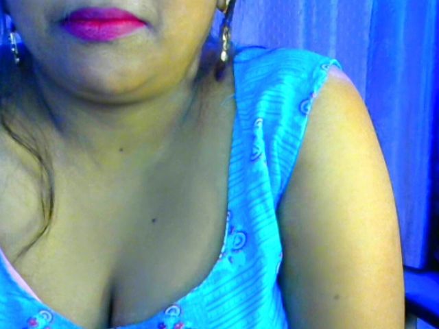 Hot desi sexy hotgirl21 looking for sex and shows her young juicy boobs. (Hot desi girl)