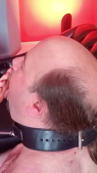 Allenamento dominazione femminile - pulisci i miei piedi sudati