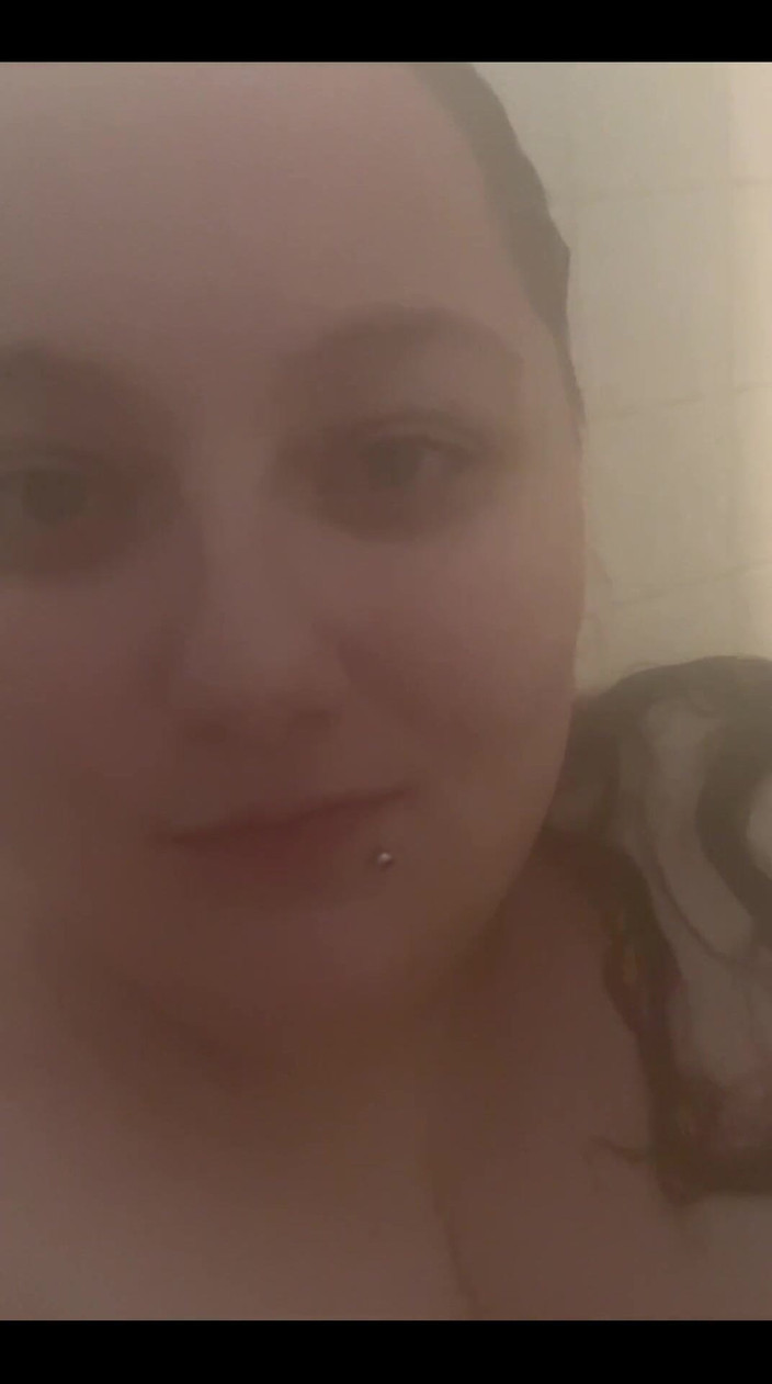 SexyBreedingBbw: BBW bawi się pod prysznicem