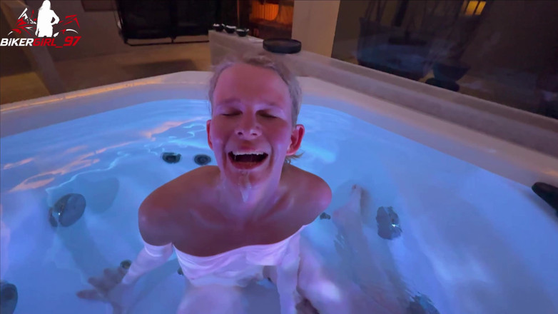 Bikergirl_97: Riskanter Geiler nyepong kontol di spa! Crot di muka voll...
