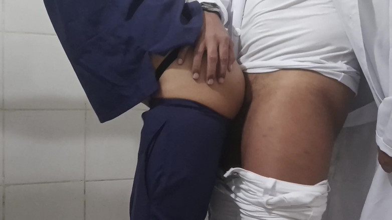 MiguellTrajano: Doktor a sestra mají sex v nemocniční koupelně