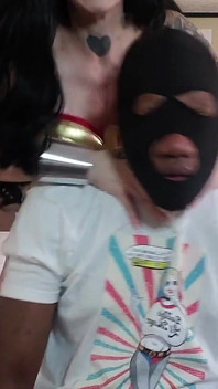 Wonder Woman Cosplayer Catch a Creep Perving