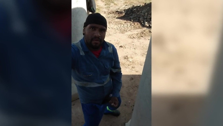 TheBlacKHunterr: Înainte de a pleca acasă, muncitorul dă asta la locul...