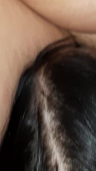 Sesso rischioso tra due lesbiche in un bagno pubblico