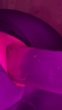 Cewek sange ini lagi asik ngentot pantat cowok ini pakai dildo ukuran XL
