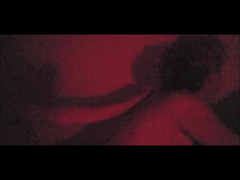 SilverFux: 饥渴的家伙在一个肮脏的红色房间里乱搞成熟的妓女。