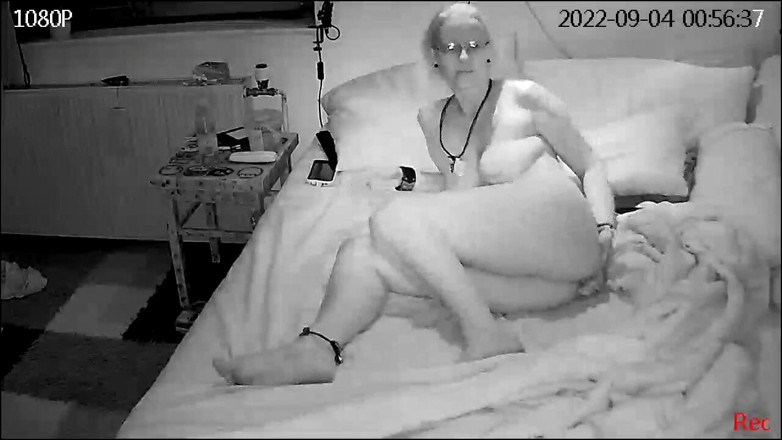 KittieNoOne: Мілфа трахає обидві дірки ділдо