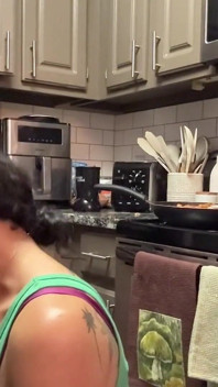La vie d’une tradwife épicée - un couple interracial baise dans la cuisine pendant qu’elle prépare son dîner, Sirène Issirae, Isserira, Matt Bishop