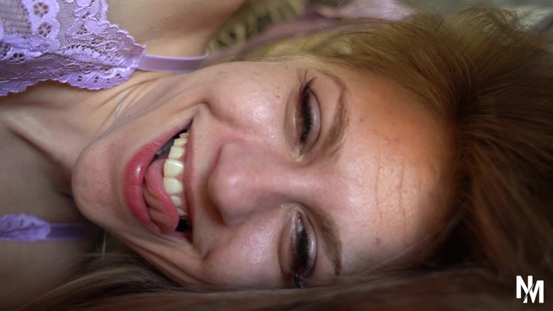 USA Fetish and Hardcore Clips: Slanke brunette hottie krijgt haar kont opgegeten door gelukkige slaaf