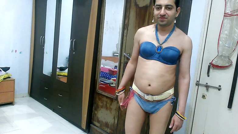 Cute & Nude Crossdresser: สาวข้ามเพศฟิมบอย Sweet Lollipop ในบิกินี่ยีนส์กับเครื่องประดับ