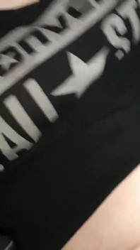 Nettes geiles teen benutzt ihren dildo in einem Uber, bis sie squirtet