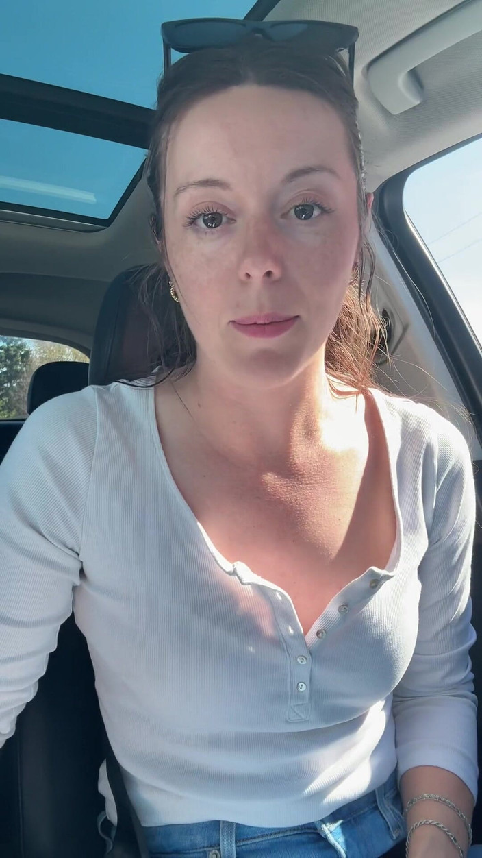 Nadia Foxx: Ensuciarse en el lavado de autos
