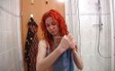 Lucky Cooch: La bellezza amatoriale rossa fa una doccia