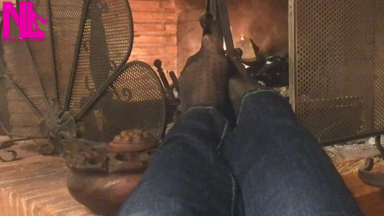 Nyllady: Je réchauffe mes pieds flexibles au coin de la cheminée