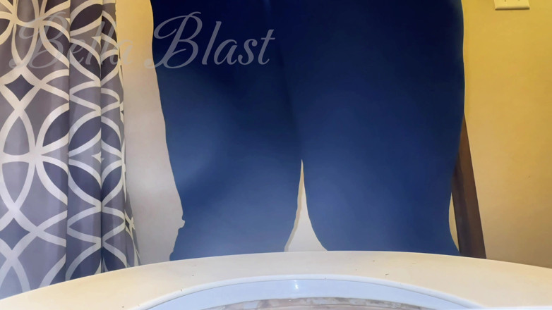 BellaBlast: PeepHole to My Huge Ass and Long, Rasgando Peido em...