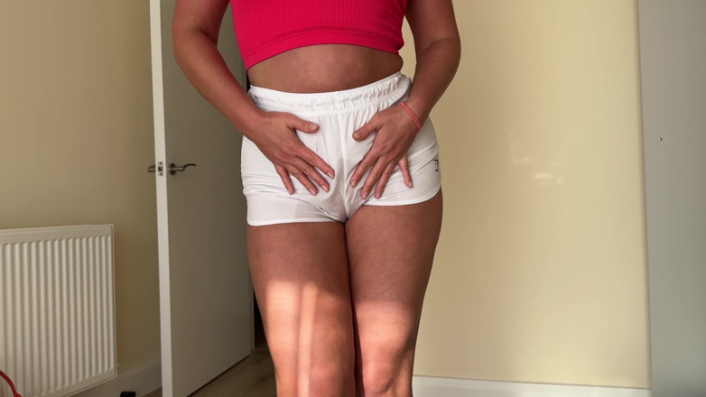 Emma Voyeur: Desperate Wetting Her White Short Pants