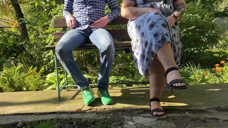 OurFetishLife: Splendida suocera che piscia con le gambe sparpando all'aperto