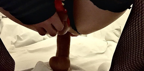 Eve Sissy: Knackarsch-sissy fickt riesigen dildo