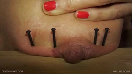 Hitachi ile amımı baştan çıkarırken meme uçlarını sikiyorum