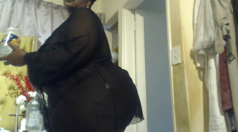 Legendary Booty Overdose: Zwarte ssbbw masturbeert en striptease