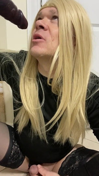 좋은 창녀처럼 아빠에게 이야기하는 동안 흑인 대물 자지를 빠는 크로스드레서