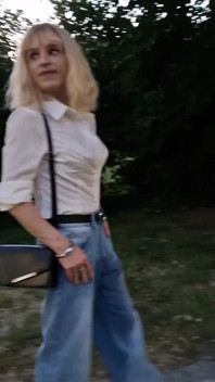 Publiczne zwilżanie w środku miasta! Tranny Walking z mokrymi dżinsami!
