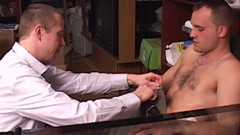 SEXUAL SIN GAY: Scena băieților crudi - 1 colegii se fut în cur în depozit