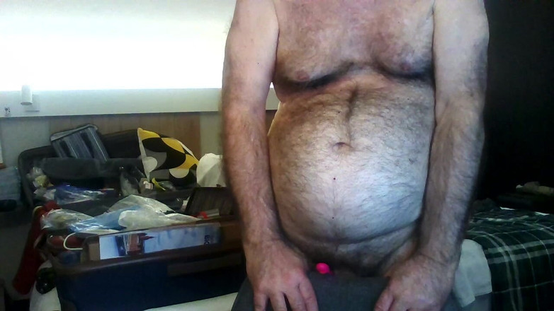 Coach Karl dude lodge: Entrenador Karl De Pie Y Mostrando Su Piel