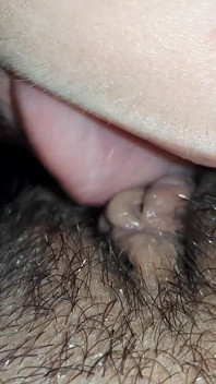 Seks lesbian romantik dengan menjilat, menghisap, mencium pepek berbulu