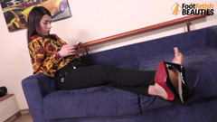 Foot Fetish HD: Ateşli esmer petra seksi ayaklarını teşhiş ediyor
