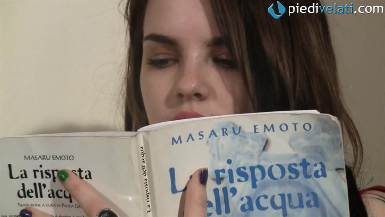 Foot Fetish HD: Belleza tatuada Emily en video fetiche de pies